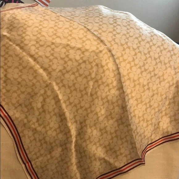 The gorgeous coach scarf in cream, a simple elegance for your outfit 😍 - Picture 5 of 8